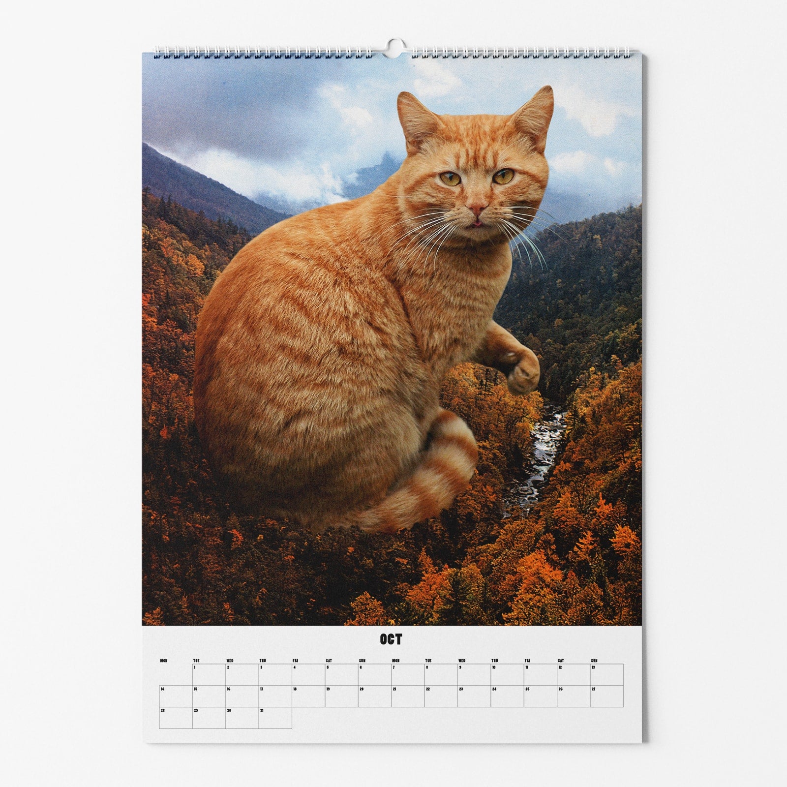 Riesige rot getigerte Katze sitzt über herbstlichem Wald auf einem Wandkalender für Oktober.