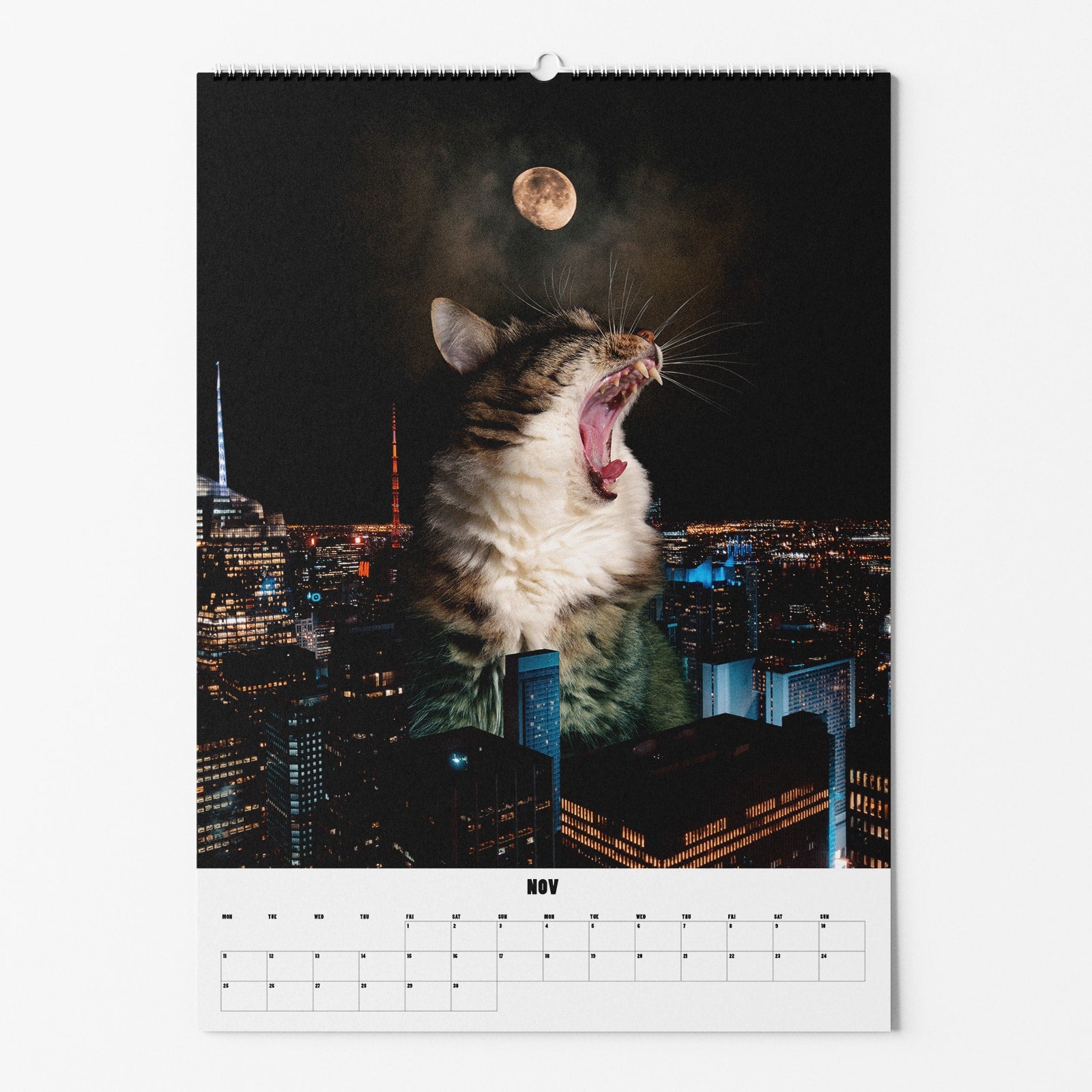 Kalenderbild mit einer riesigen Katze in einer nächtlichen Stadtlandschaft und Vollmond im Hintergrund.