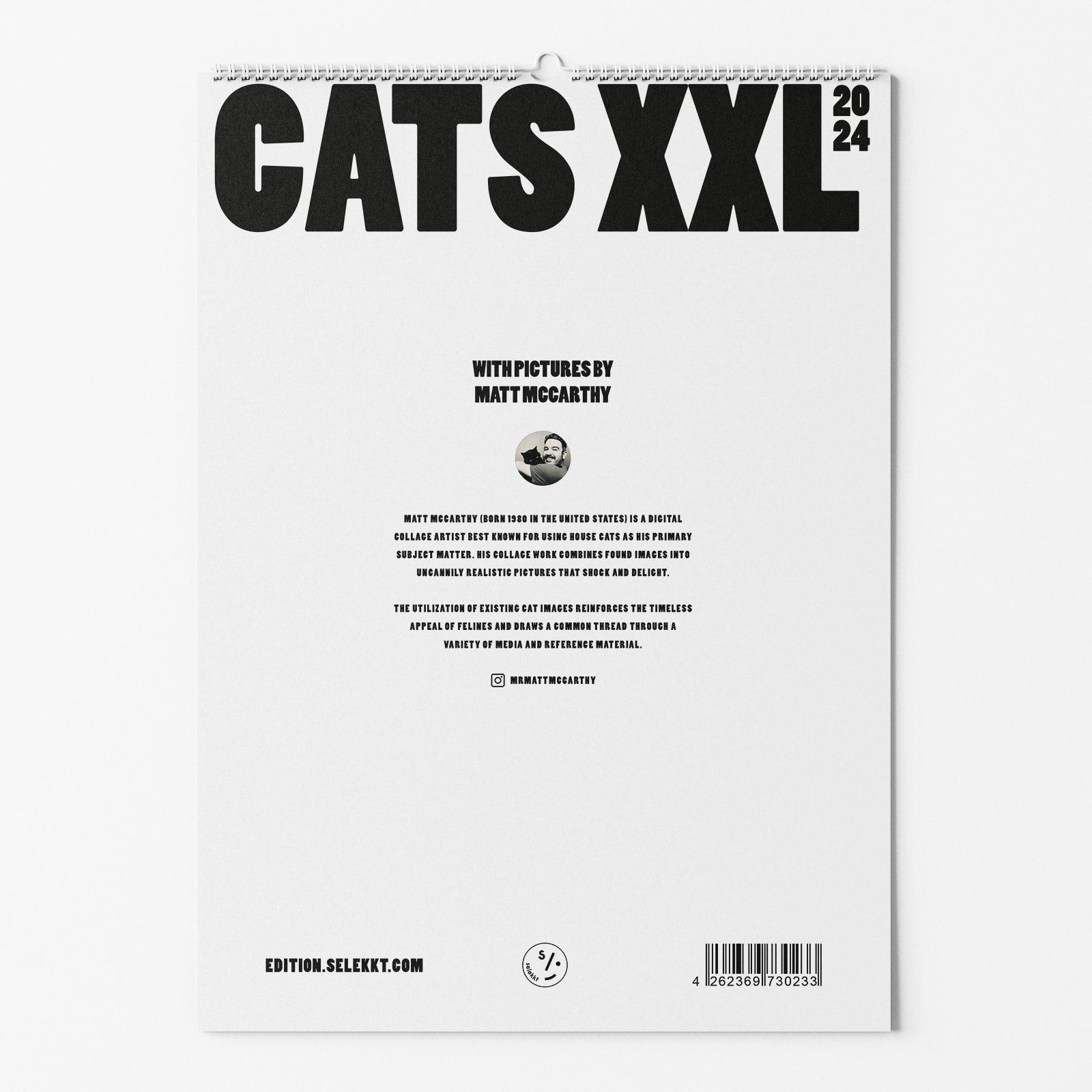 Rückseite eines Kalenders mit großem "CATS XXL 2024"-Titel und Text über Matt McCarthy, einem digitalen Collage-Künstler.