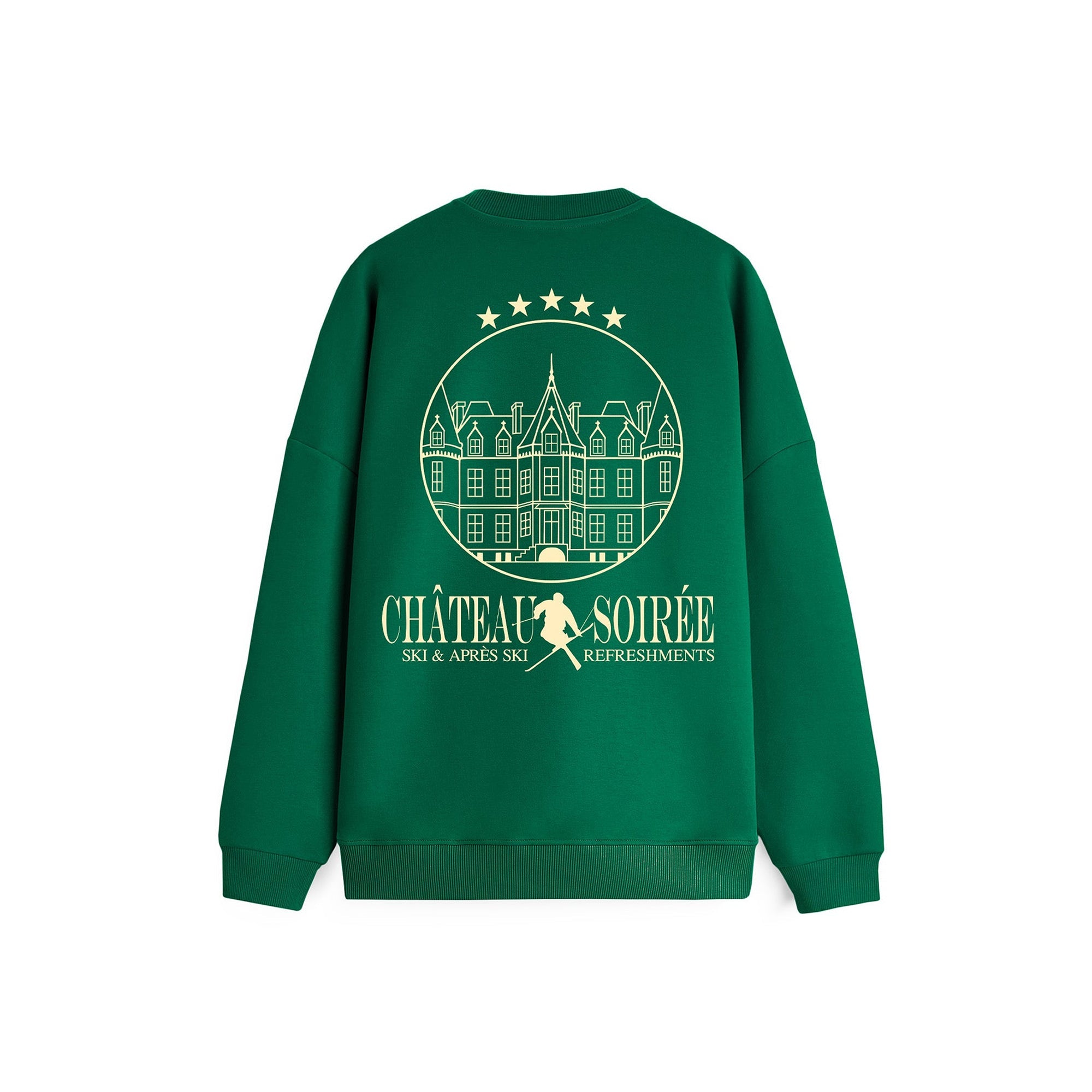 Grünes Sweatshirt mit der Grafik eines Schlosses mit fünf Sternen darüber und dem Text "CHÂTEAU SOIRÉE SKI & APRÈS SKI REFRESHMENTS" auf dem Rücken in cremefarbener Schrift.