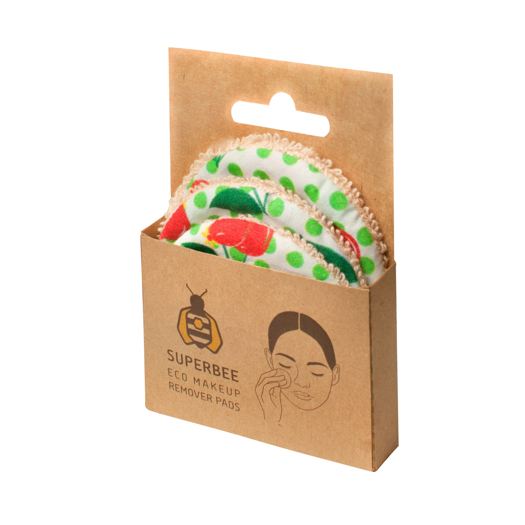 Eine Pappschachtel mit der Aufschrift Superbee Eco Makeup Remover Pads enthält gemusterte wiederverwendbare Stoffpads. Auf der Vorderseite der Schachtel sind eine Person beim Abschminken und ein Bienenlogo abgebildet.