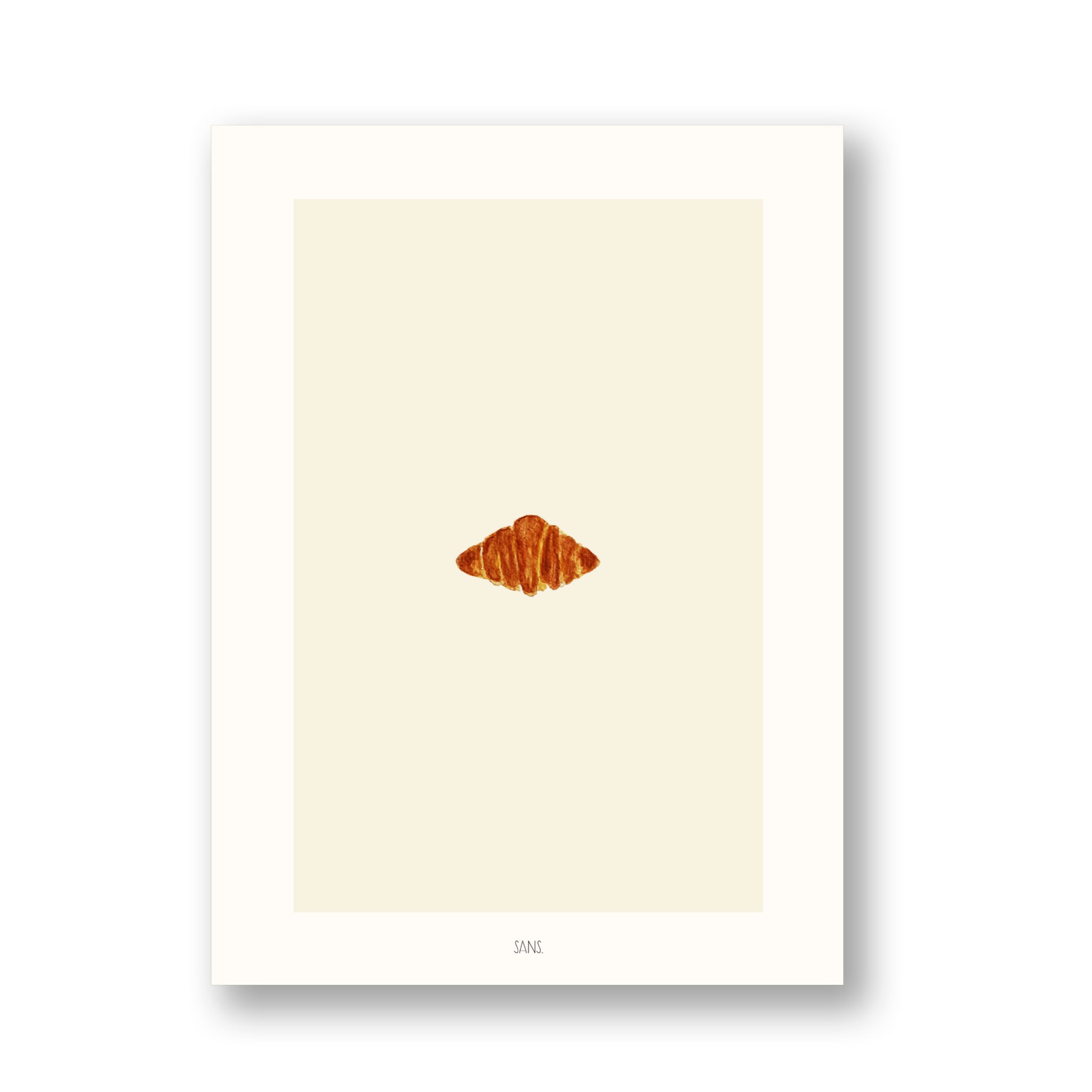 Ein minimalistischer Kunstdruck mit einem einzelnen, goldbraunen Croissant in der Mitte auf einem hellbeigen Hintergrund mit weißem Rand. Das Wort SANG erscheint am unteren Rand des Drucks.