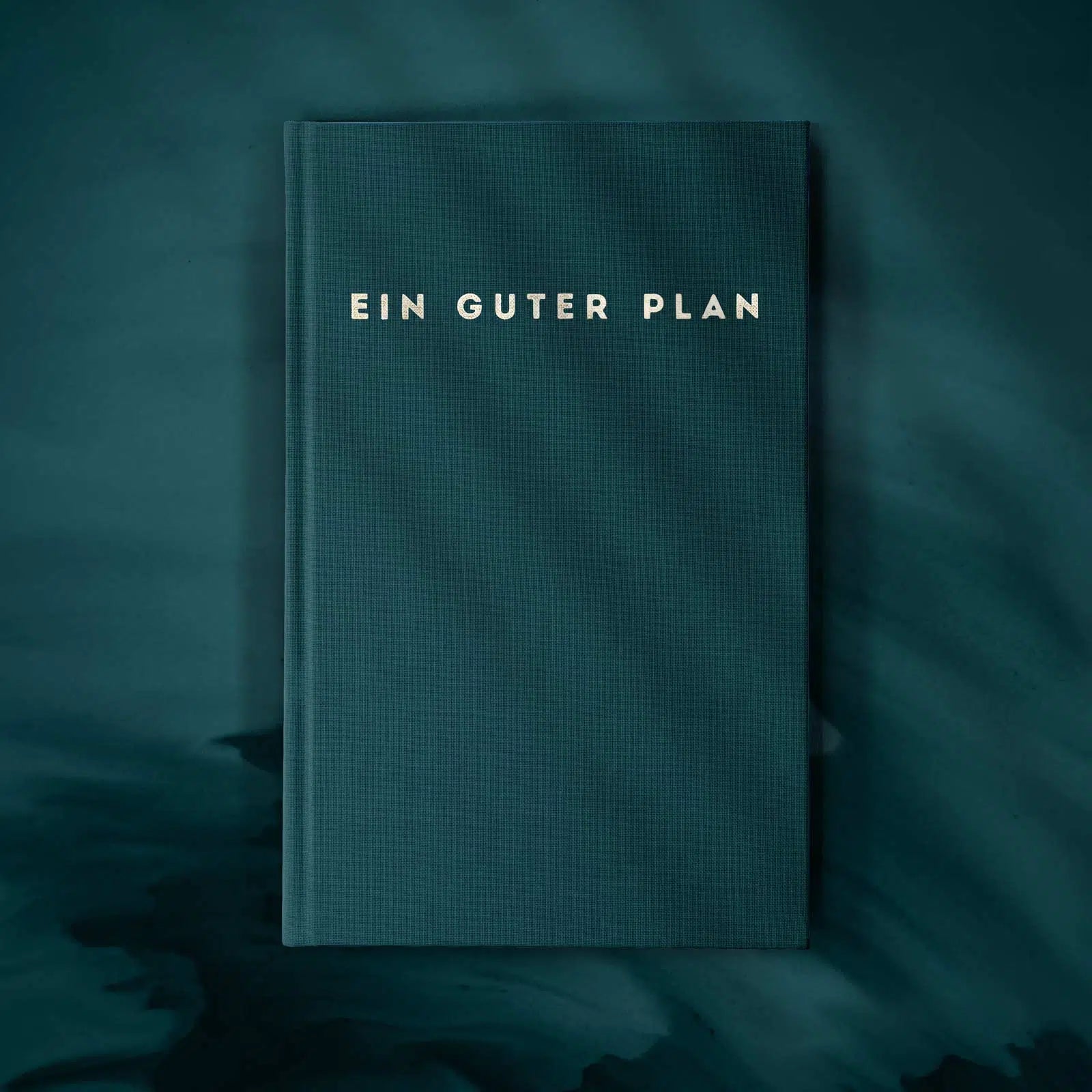 Ein dunkelblaues Buch mit dem Titel "EIN GUTER PLAN" auf einem gleichfarbigen Hintergrund.