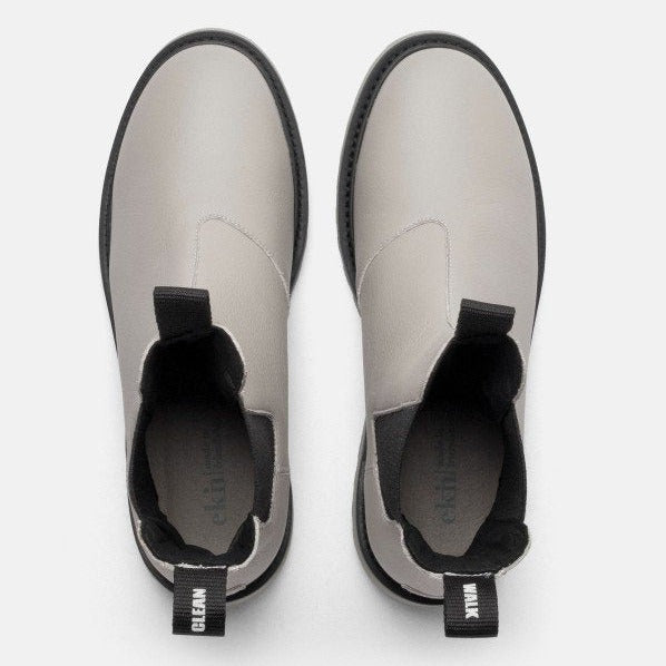 Graue Lederstiefel mit schwarzem Elastikeinsatz und schwarzen Sohlen, von oben betrachtet, auf weißem Hintergrund.