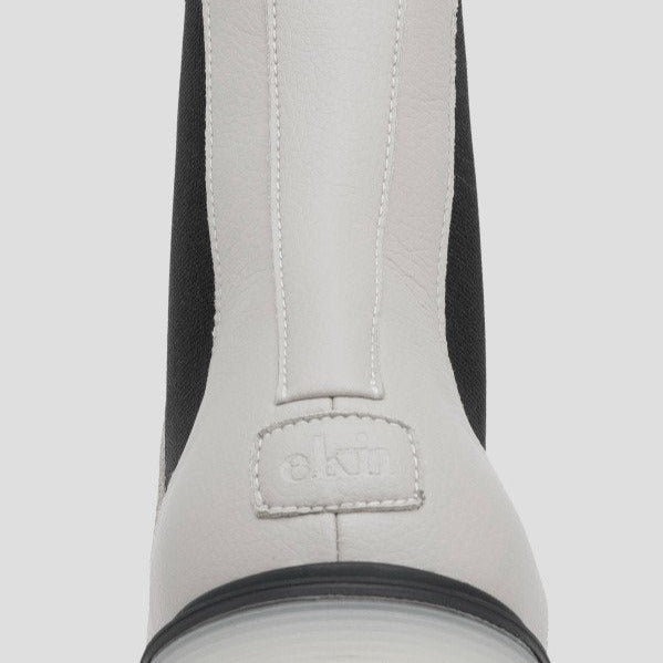 Nahaufnahme eines schwarz-weißen Schuhs mit dem Logo "ekin" auf der Rückseite.