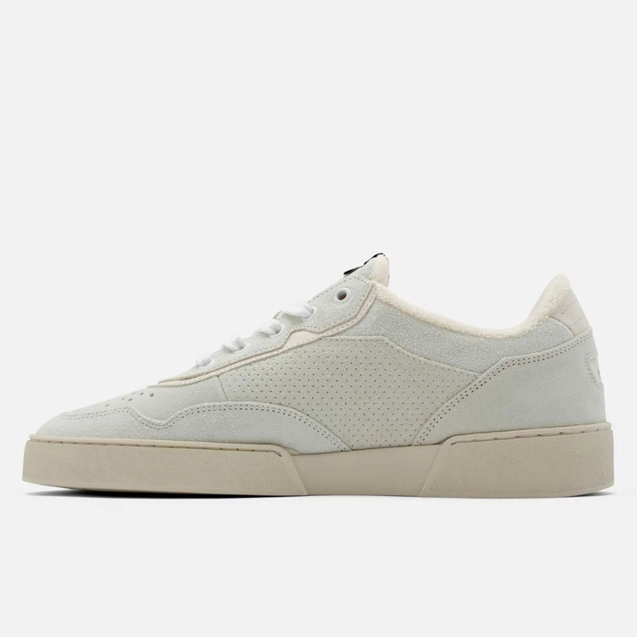 Weißer Sneaker aus Wildleder mit perforierten Details und heller Gummisohle, seitliche Ansicht vor einem neutralen Hintergrund.