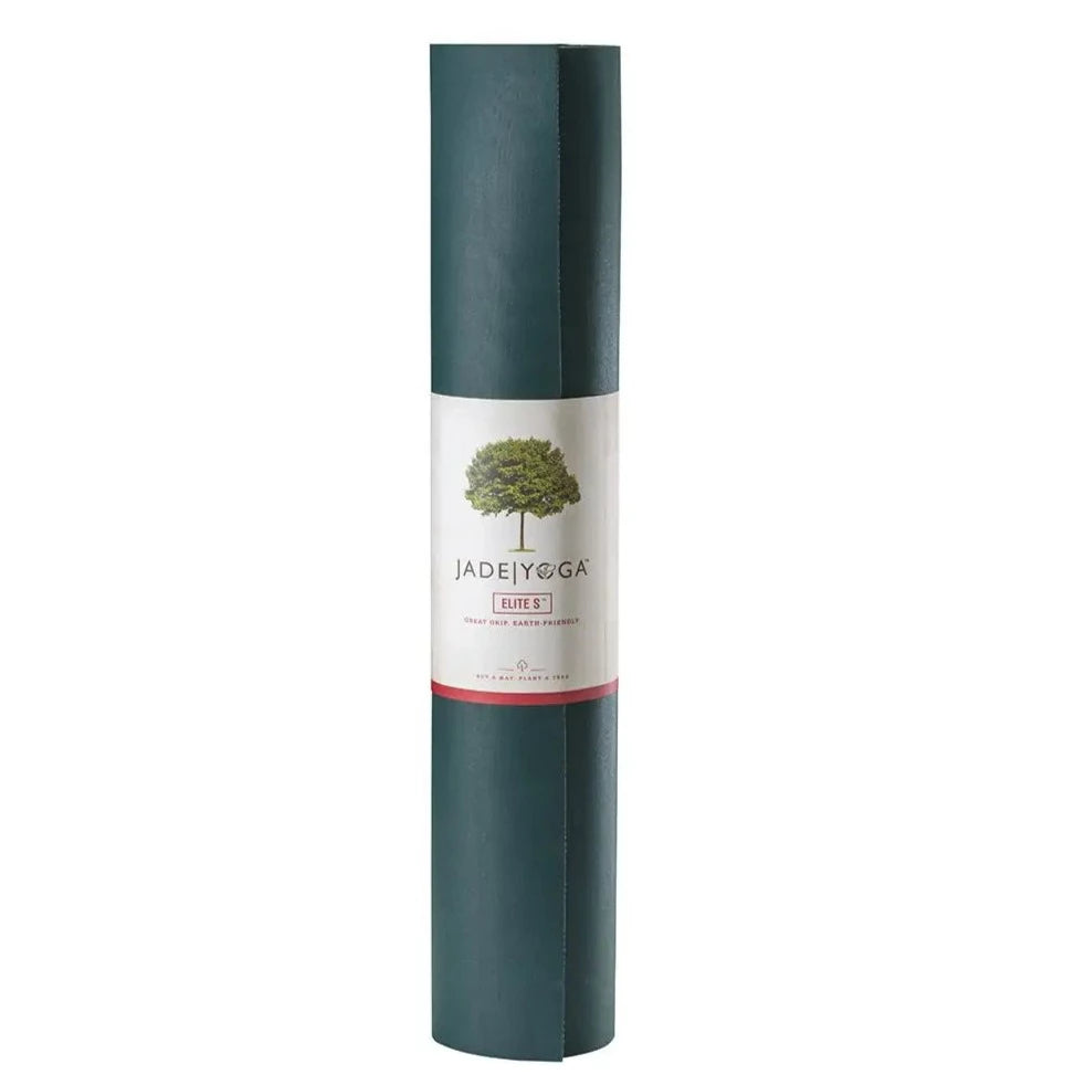 Zusammengerollte dunkelgrüne Yogamatte mit einem Etikett der Marke JadeYoga, auf dem ein Baum abgebildet ist.