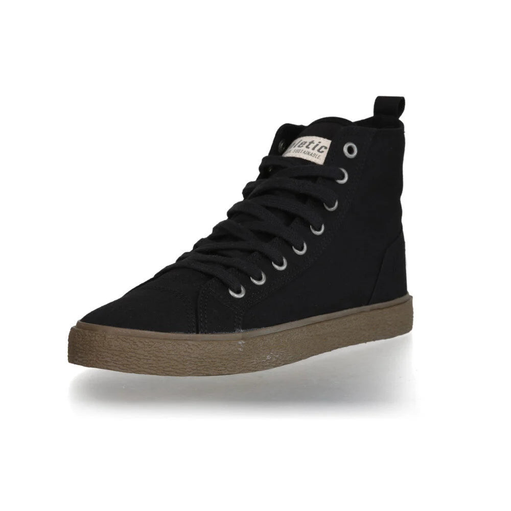 Ein schwarzer High-Top-Sneaker mit schwarzen Schnürsenkeln, silbernen Ösen und einer braunen Gummisohle. Der Schuh hat ein weißes Etikett auf der Zunge und ist schräg auf einem weißen Hintergrund abgebildet.