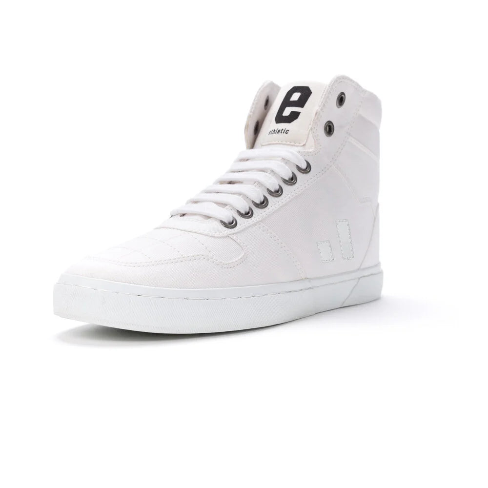 Ein weißer High-Top-Sneaker mit weißen Schnürsenkeln, flacher Sohle und schwarzem Branding auf der Zunge vor einem schlichten weißen Hintergrund.