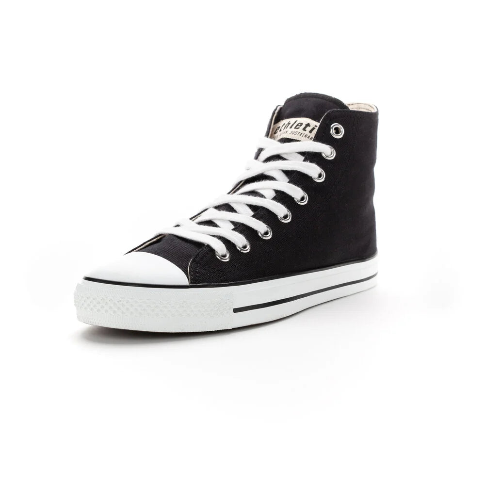 Ein schwarzer High-Top-Sneaker mit weißen Schnürsenkeln, einer weißen Gummikappe und einer weißen Sohle mit schwarzem Streifen, fotografiert auf weißem Hintergrund.