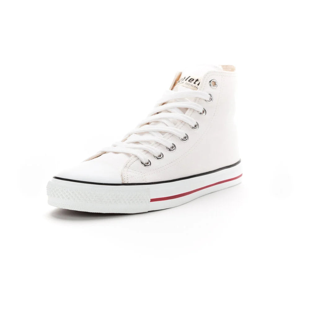 Ein weißer High-Top-Sneaker aus Canvas mit weißen Schnürsenkeln, Metallösen und einer Gummisohle mit einem dünnen roten Streifen. Der Sneaker ist nach links geneigt und hat einen einfarbig weißen Hintergrund.