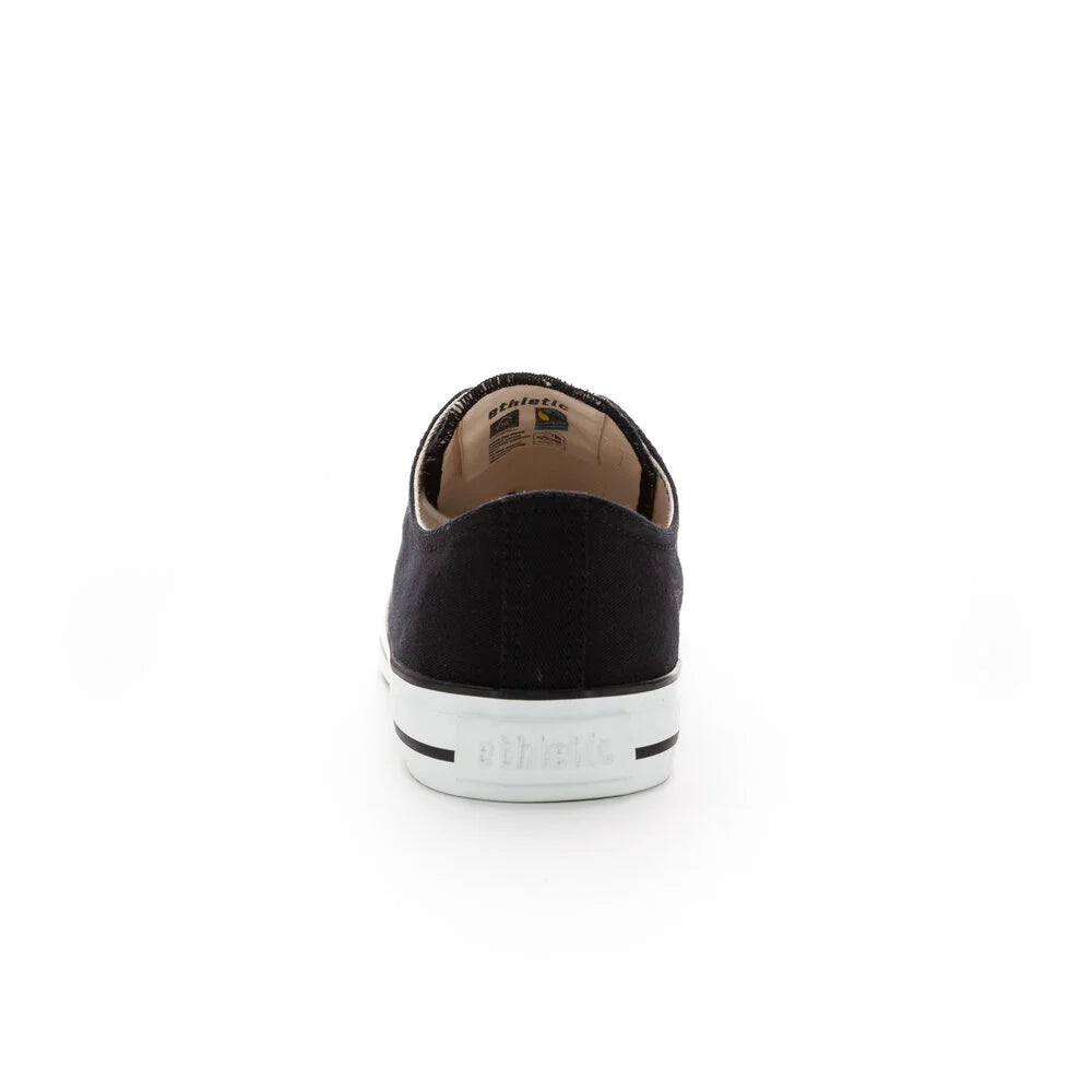 Ein schwarzer Canvas-Sneaker von hinten gesehen, mit einer weißen Gummisohle und dem Wort Athletic an der Ferse. Der Hintergrund ist einfarbig weiß.