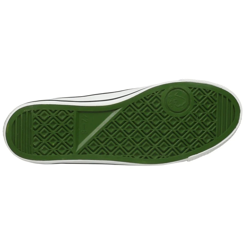 Das Bild zeigt die grüne Sohle eines Sneakers mit einem strukturierten, rautenförmigen Profil und einem runden Logo in der Nähe der Ferse. Die Zwischensohle ist weiß mit einem schwarzen Streifen an der Seite.