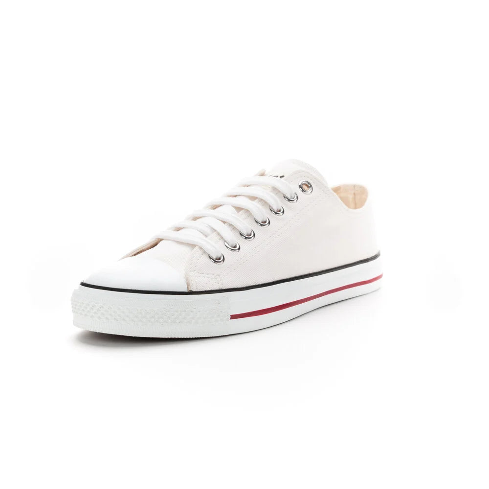 Ein weißer Low-Top-Canvas-Sneaker mit weißen Schnürsenkeln, einer Zehenkappe aus Gummi und einer weißen Sohle mit einem dünnen roten Streifen an der Seite. Der Sneaker ist auf einem schlichten weißen Hintergrund abgebildet.