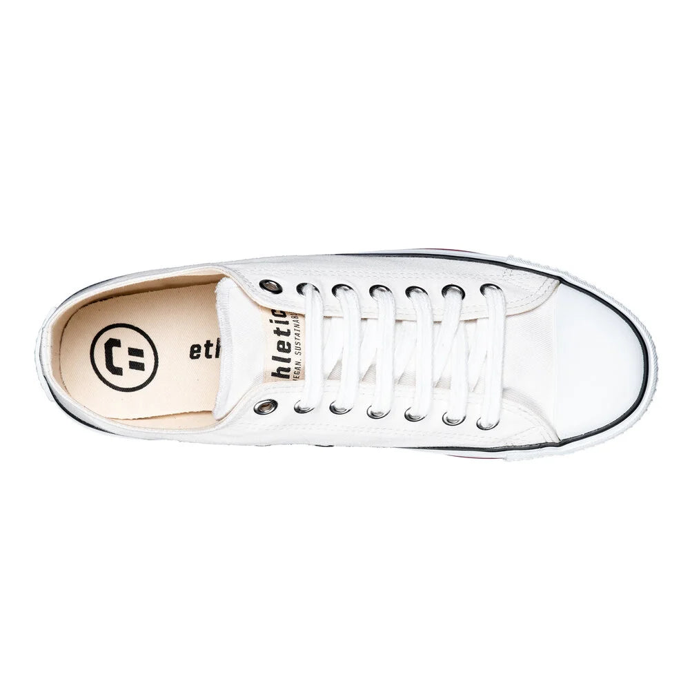 Ein weißer Canvas-Sneaker mit weißen Schnürsenkeln, einer weißen Zehenkappe aus Gummi und einer hellbraunen Innensohle mit schwarzem Branding von oben betrachtet.