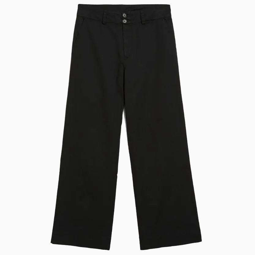 Eine schwarze Hose mit weitem Bein, Vordertaschen und Doppelknopfverschluss am Bund, flach auf weißem Grund.