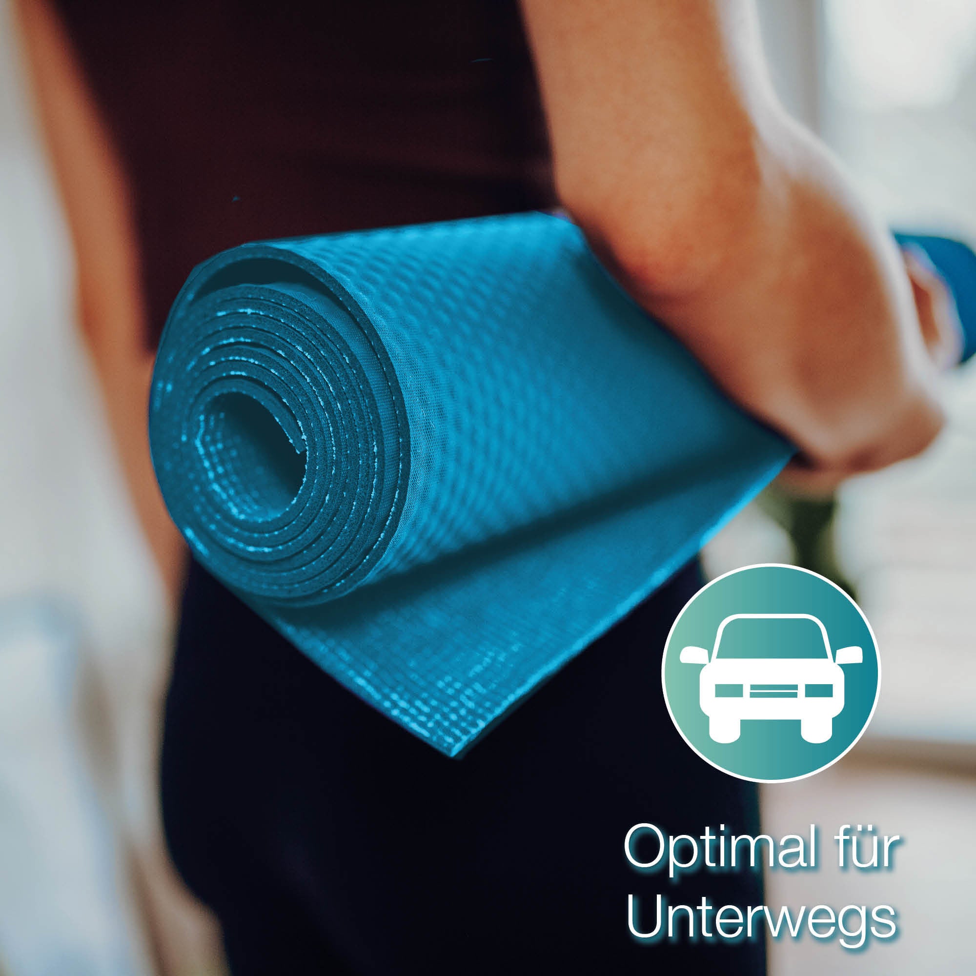 Eine Person hält eine aufgerollte blaue Yogamatte unter ihrem Arm. Unten rechts befindet sich das Symbol eines Autos und der deutsche Text Optimal für Unterwegs.