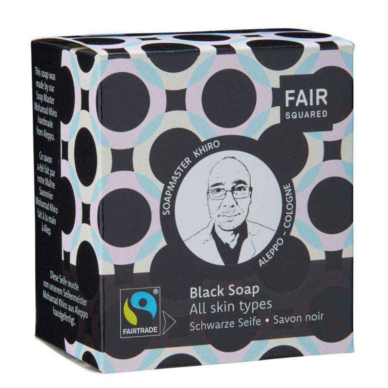 Eine Schachtel FAIR Squared Black Soap für alle Hauttypen mit der schwarz-weißen Illustration eines Mannes mit der Aufschrift Soapmaster Khiro und der Fairtrade-Zertifizierung. Die Verpackung hat ein kreisförmiges geometrisches Muster.