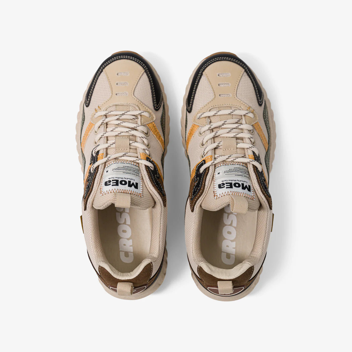 Ein Paar beigefarbene und braune Sportschuhe mit orangefarbenen Akzenten, weißen Schnürsenkeln und MORE-Etiketten auf den Zungen, von oben gesehen vor einem weißen Hintergrund. Die Einlegesohlen zeigen das Wort CROS.