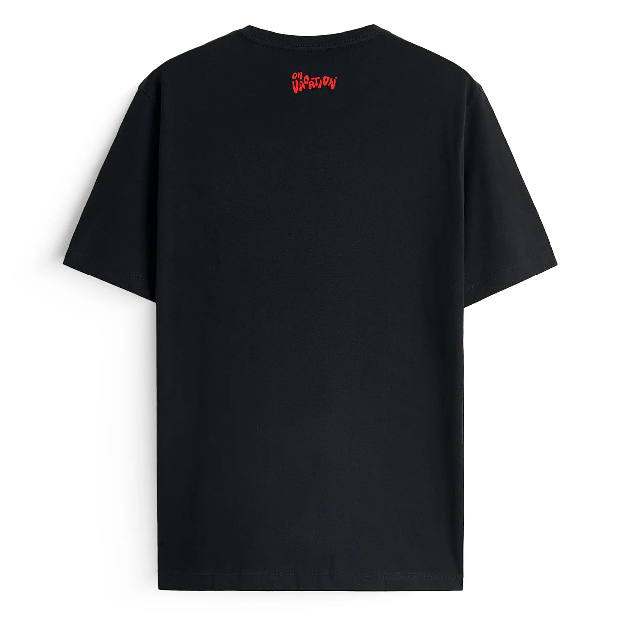 Ein schlichtes schwarzes Kurzarm-T-Shirt ist von hinten zu sehen, mit einer kleinen roten Grafik oder einem Text in der oberen Mitte des Shirts, direkt unter dem Halsausschnitt.