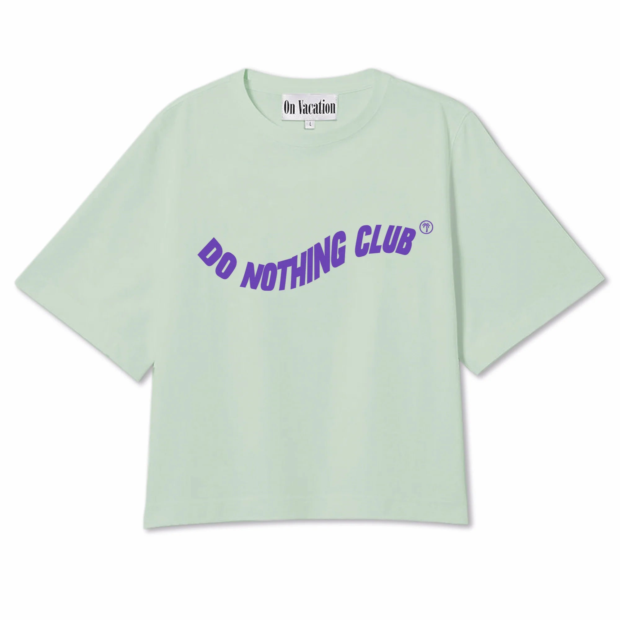 Hellgrünes T-Shirt mit lila Schriftzug "DO NOTHING CLUB" auf der Vorderseite.