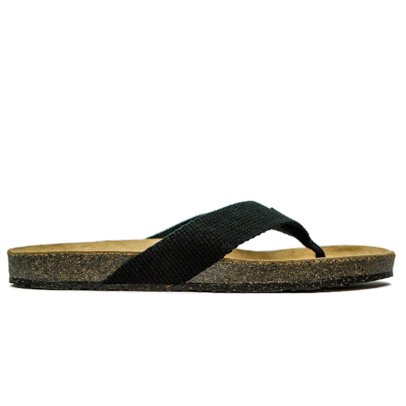 Schwarzer Flip-Flop mit schwarzem Stoffriemen und brauner Sohle vor weißem Hintergrund.