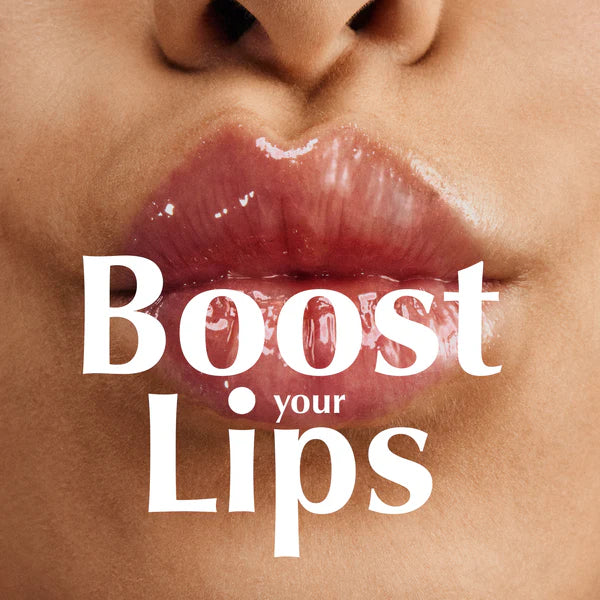 Nahaufnahme von glänzenden, vollen Lippen mit der Aufschrift Boost your Lips in fetter weißer Schrift über dem Bild.