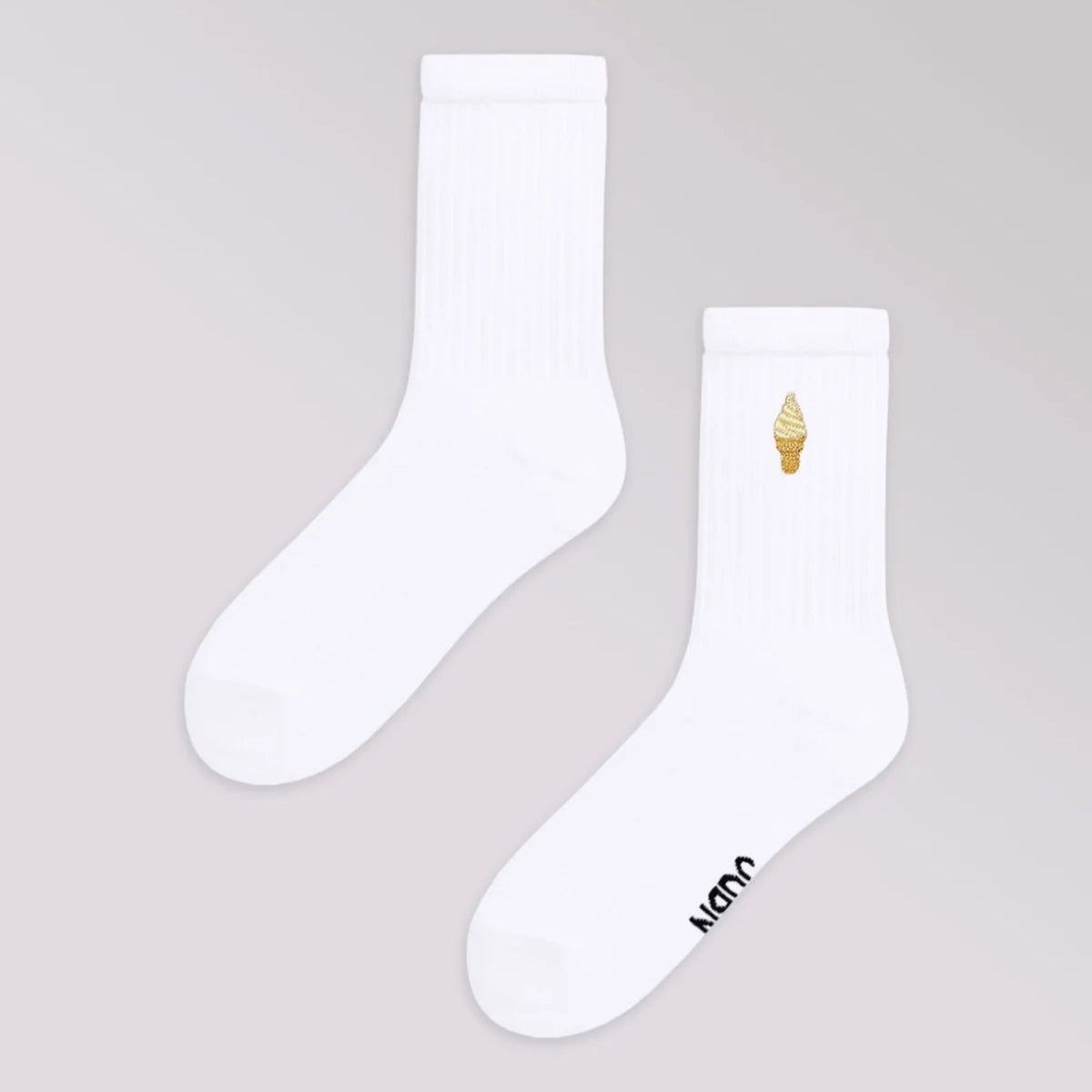 Ein Paar weiße Socken mit einer kleinen gestickten Eistüte auf der Außenseite in der Nähe des oberen Randes auf einem hellgrauen Hintergrund.