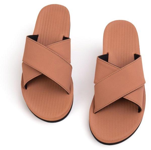 Braune Sandalen mit überkreuzten Riemen auf weißem Hintergrund.