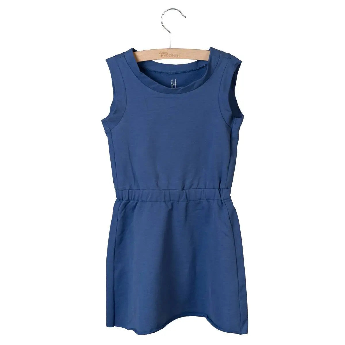 Ärmelloses blaues Kleid für Kinder mit rundem Halsausschnitt, elastischem Bund und knielangem Rock, ausgestellt auf einem Holzbügel vor weißem Hintergrund.
