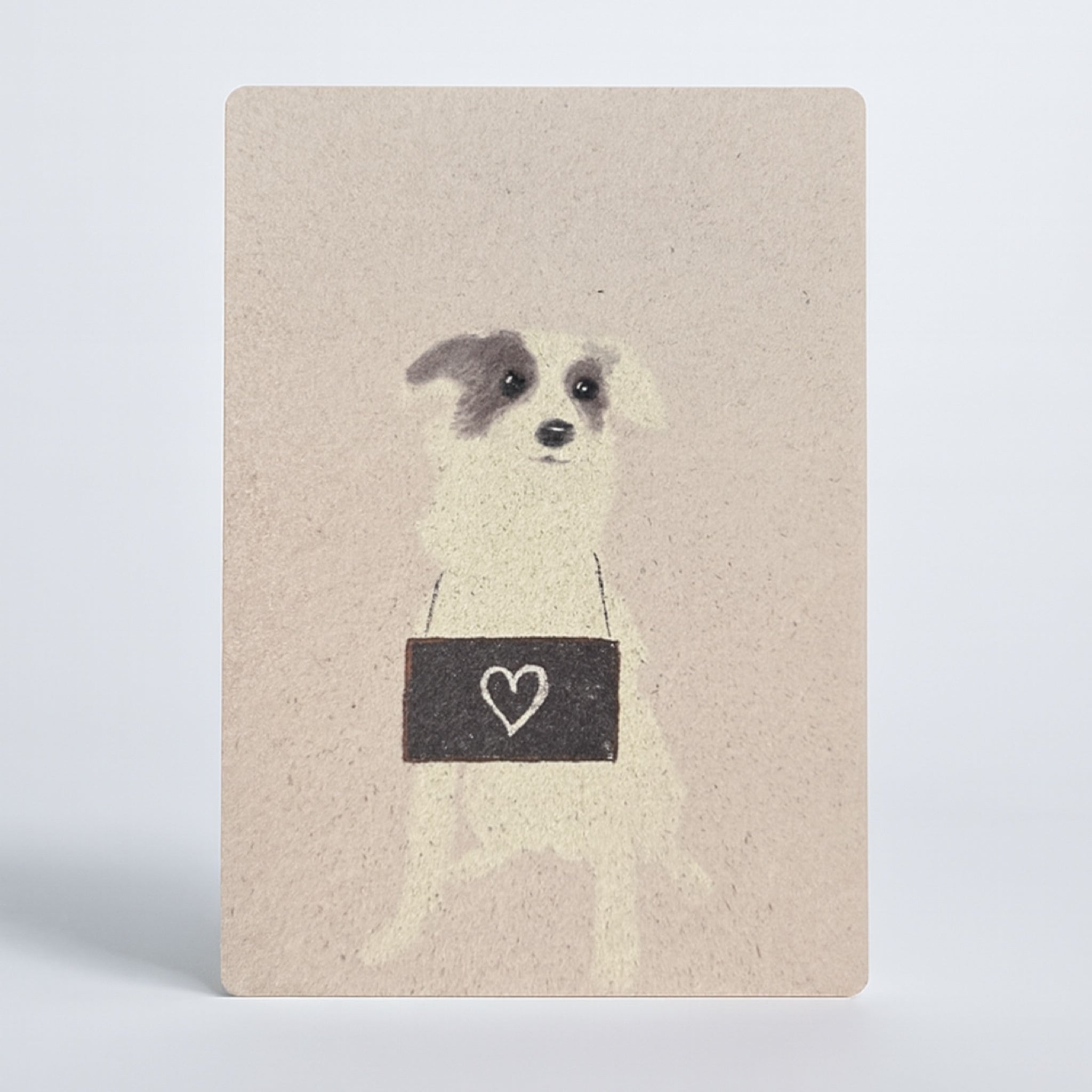 Eine einfache Illustration eines flauschigen weißen Hundes mit einer schwarzen Augenklappe, der ein schwarzes Schild mit einem weißen Herz in der Hand hält, auf einem schlichten beigen Hintergrund.