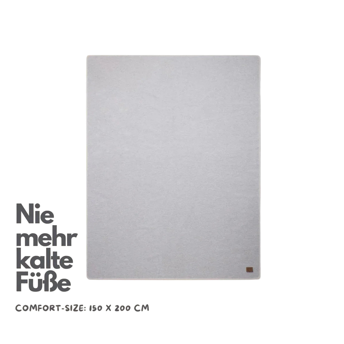 Eine hellgraue rechteckige Decke liegt flach auf einem beigen Hintergrund. Der deutsche Text auf der linken Seite lautet Nie mehr kalte Füße. Darunter steht in kleinerer Schrift Comfort-Size: 150 x 200 cm.