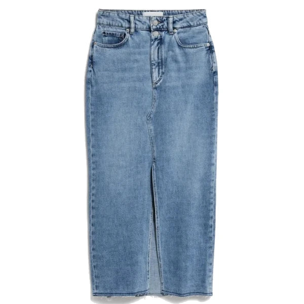 Hellblauer Midirock aus Denim mit hoher Taille, Taschen auf der Vorderseite, Reißverschluss und Knopfverschluss und einem Schlitz in der Mitte.