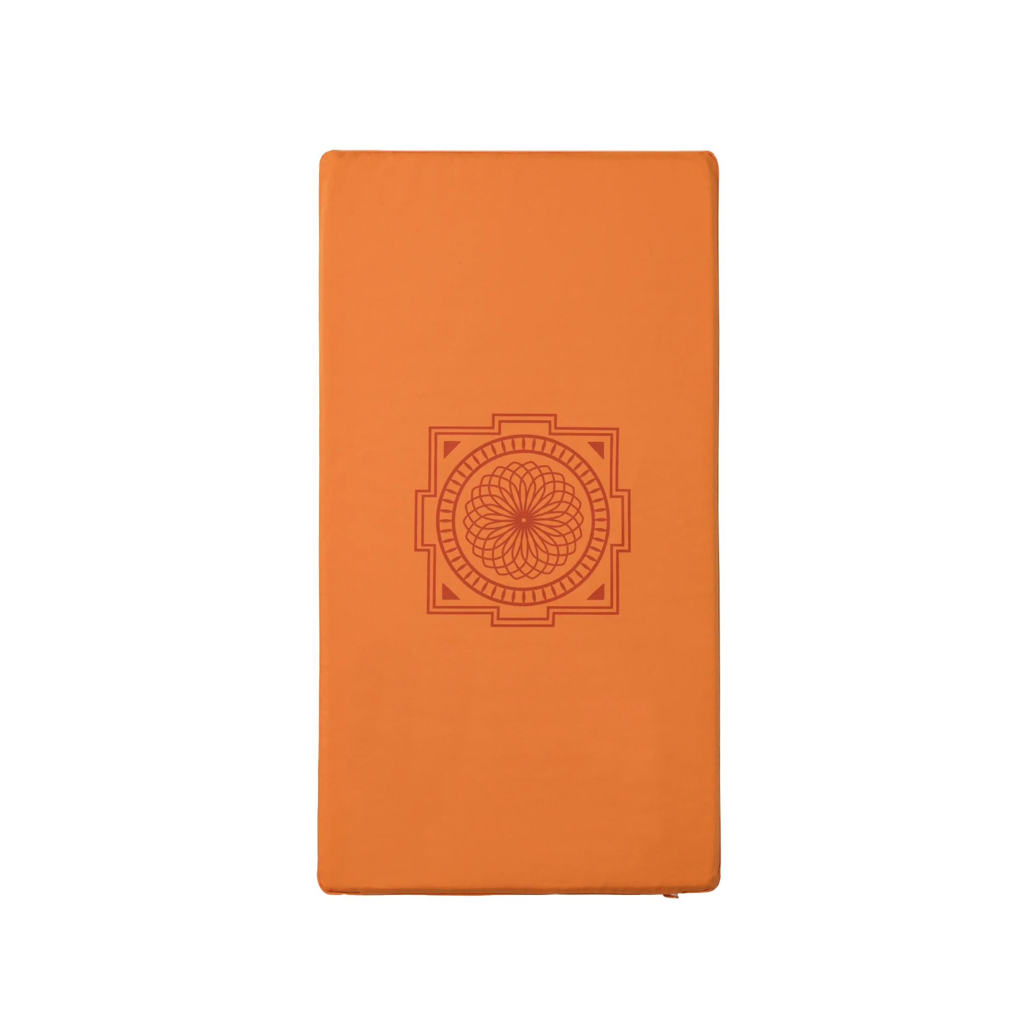Eine orangefarbene, rechteckige Yogamatte mit einem geometrischen Mandala-Muster in der Mitte, abgebildet auf einem schlichten weißen Hintergrund.