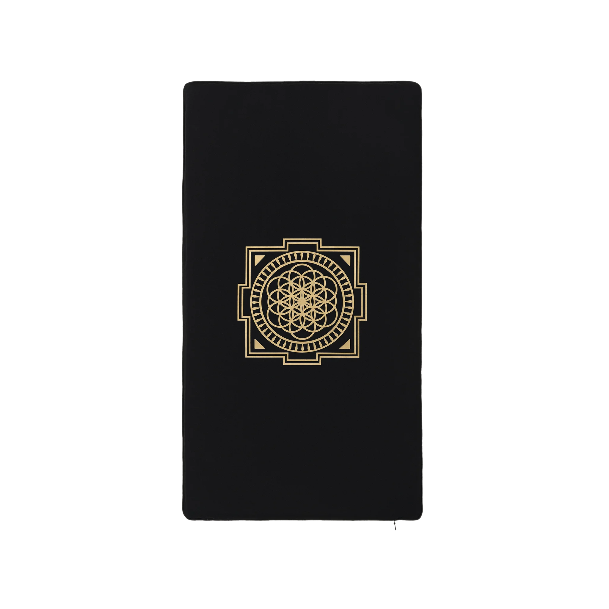 Ein schwarzes Notizbuch mit einem goldenen geometrischen Mandala-Motiv in der Mitte des Einbands, das auf einem weißen Hintergrund dargestellt ist.