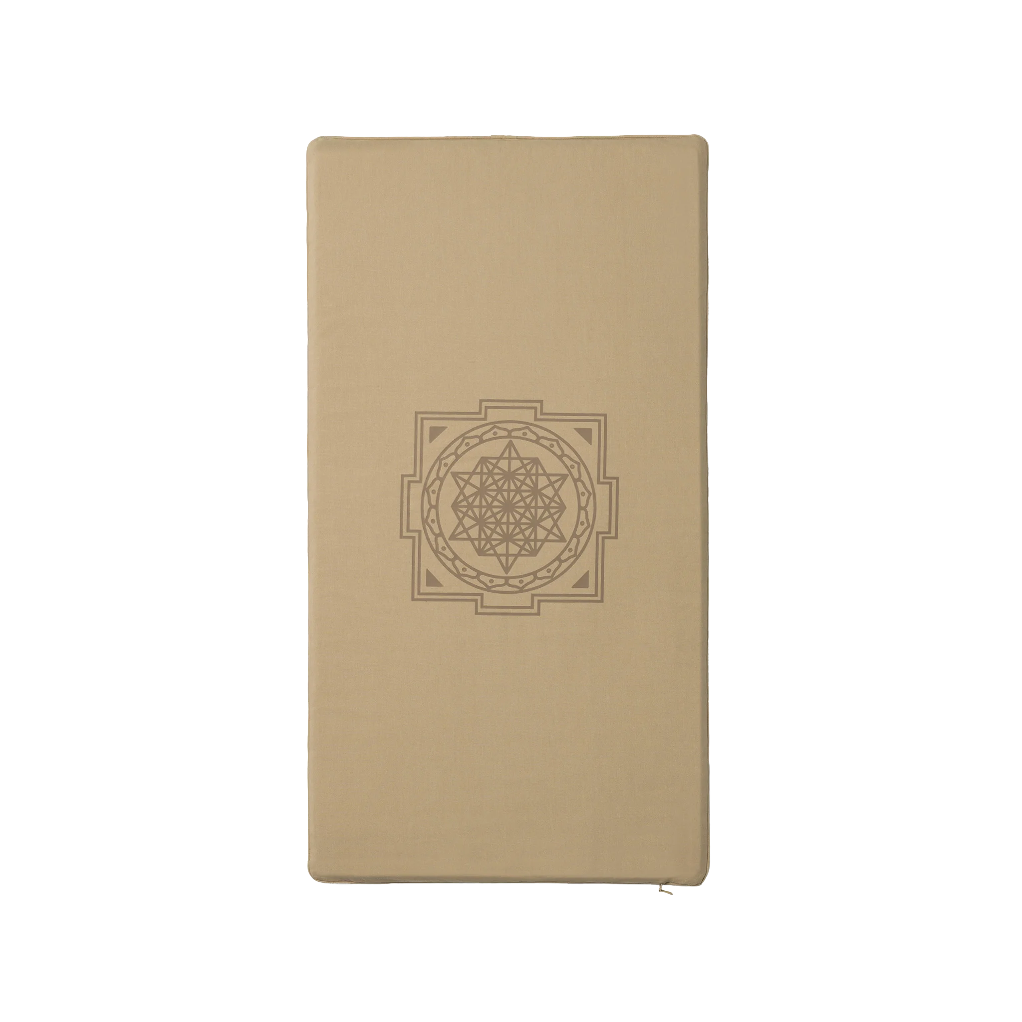 Eine rechteckige beige Yogamatte mit einem komplizierten geometrischen Mandala-Muster in der Mitte, fotografiert vor einem weißen Hintergrund.