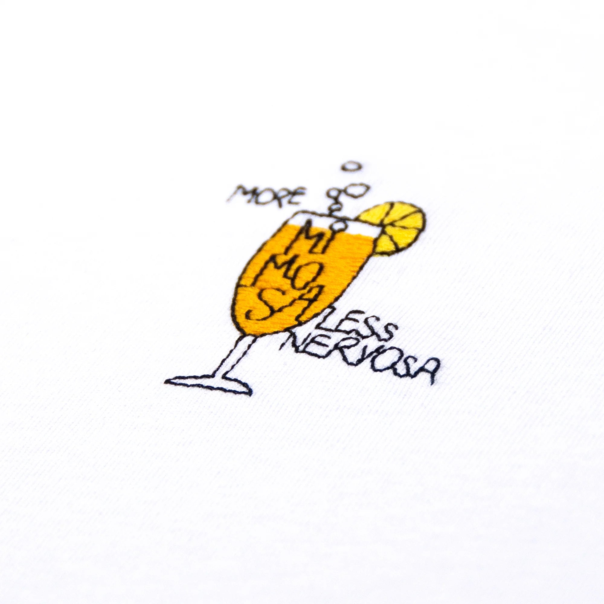 Stickerei eines Mimosenglases mit der Aufschrift "More Mimosas, Less Nervosa" auf weißem Stoff.