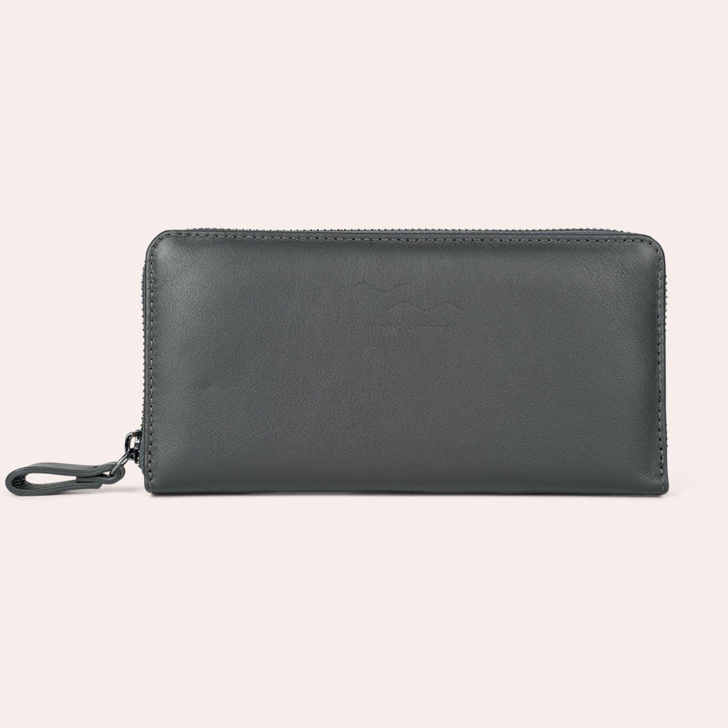 Ein schwarzes Lederportemonnaie mit Reißverschluss und Handschlaufe vor einem schlichten, hellen Hintergrund.