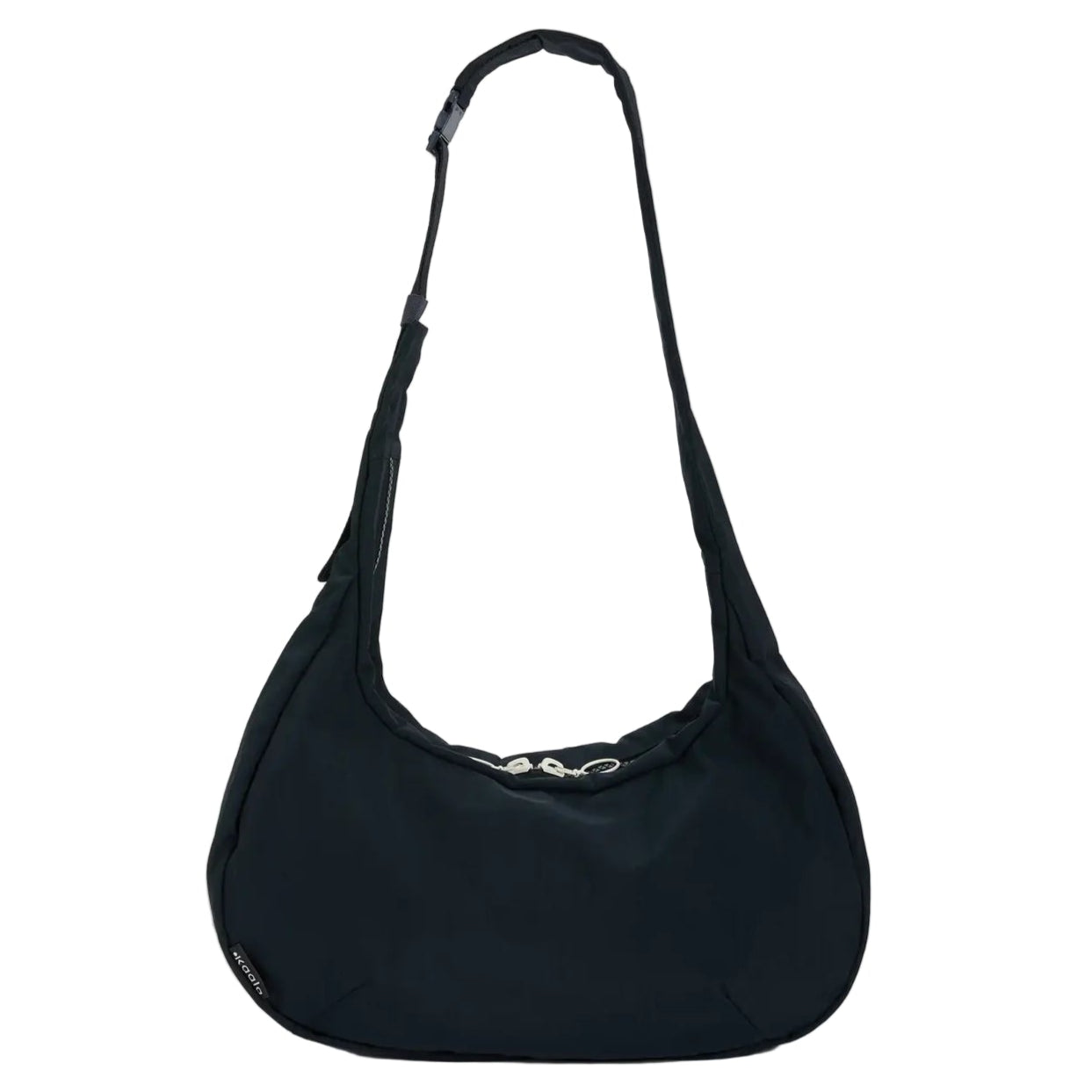 Eine schwarze, halbmondförmige Umhängetasche mit einem einzigen Riemen und einem Reißverschluss, die auf einem schlichten weißen Hintergrund abgebildet ist.