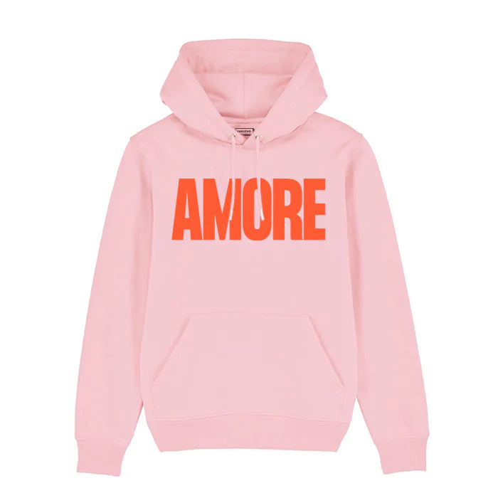 Ein hellrosa Kapuzenpulli mit einer Vordertasche und dem Wort AMORE in großen, fetten roten Buchstaben auf der Brust.