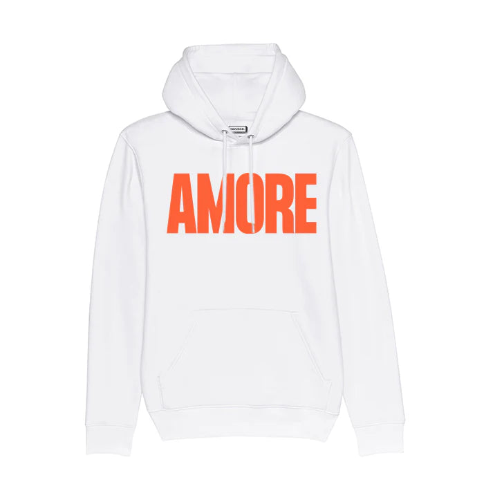Ein weißes Kapuzensweatshirt mit einer Fronttasche und dem Wort AMORE in großen, fetten, orangefarbenen Buchstaben auf der Brust.