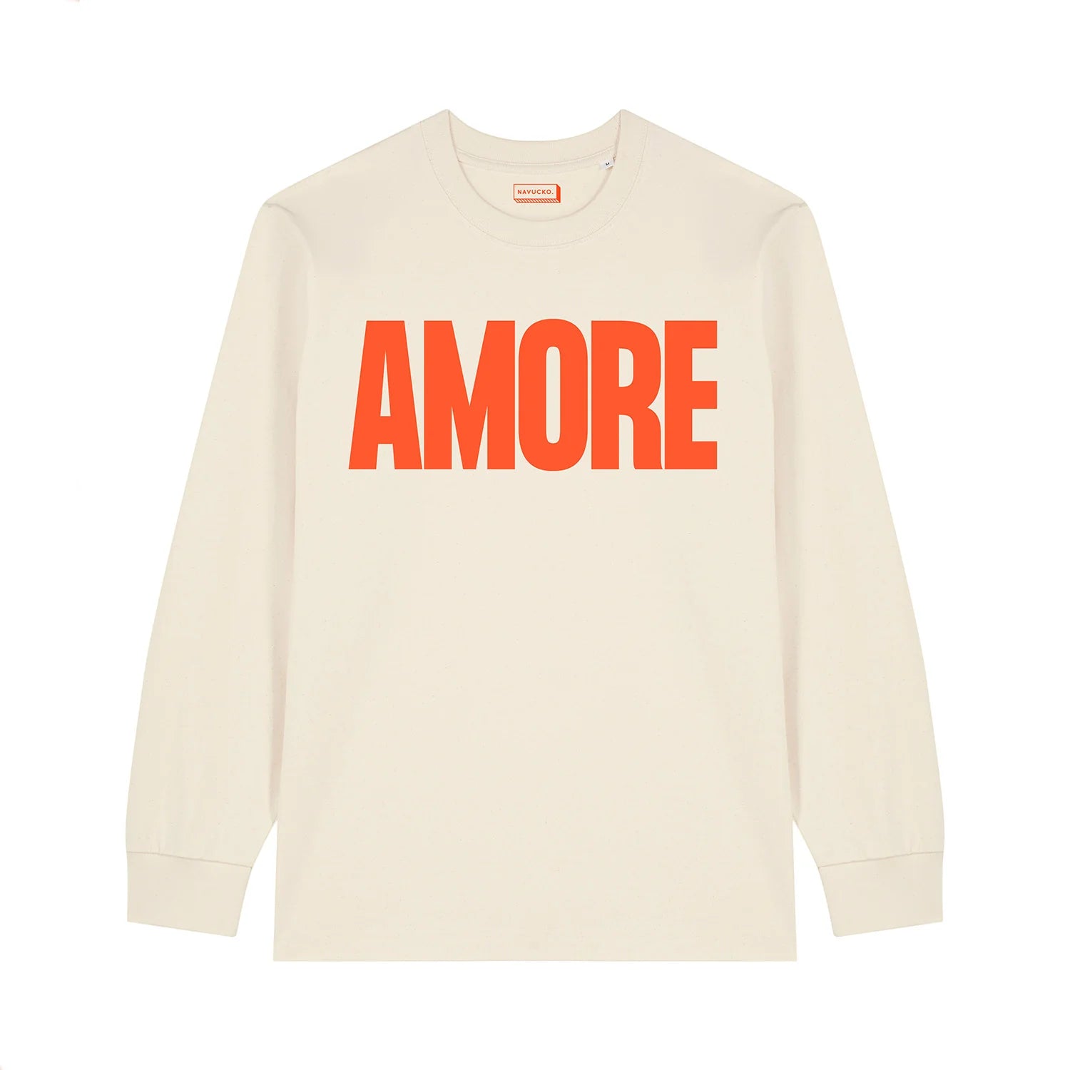 Ein cremefarbenes, langärmeliges Hemd mit dem Wort AMORE in großen, fetten, rot-orangen Buchstaben auf der Brust.