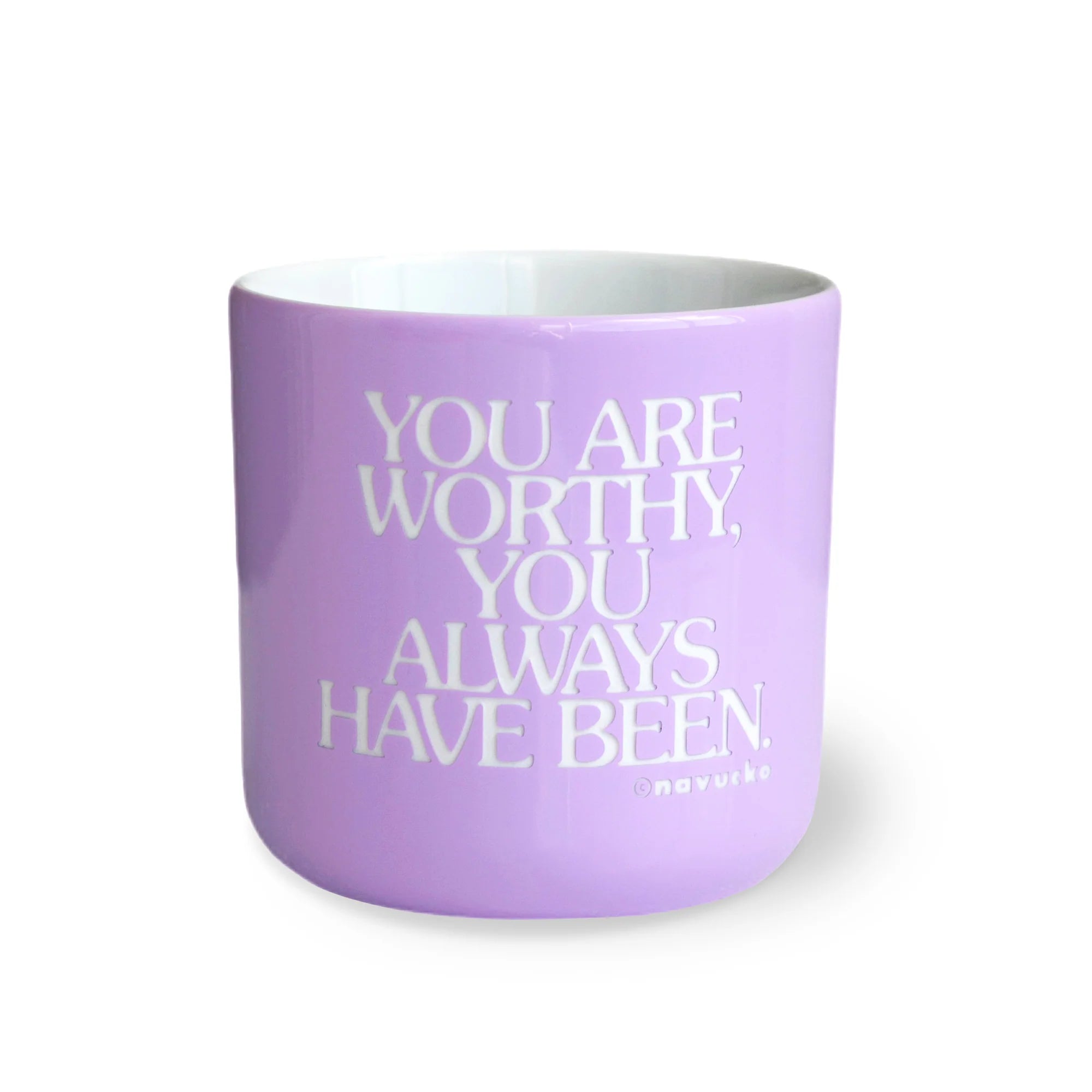 Ein lavendelfarbener Becher mit der Aufschrift YOU ARE WORTHY. YOU ALWAYS HAVE BEEN. in weißen Großbuchstaben auf die Vorderseite gedruckt.