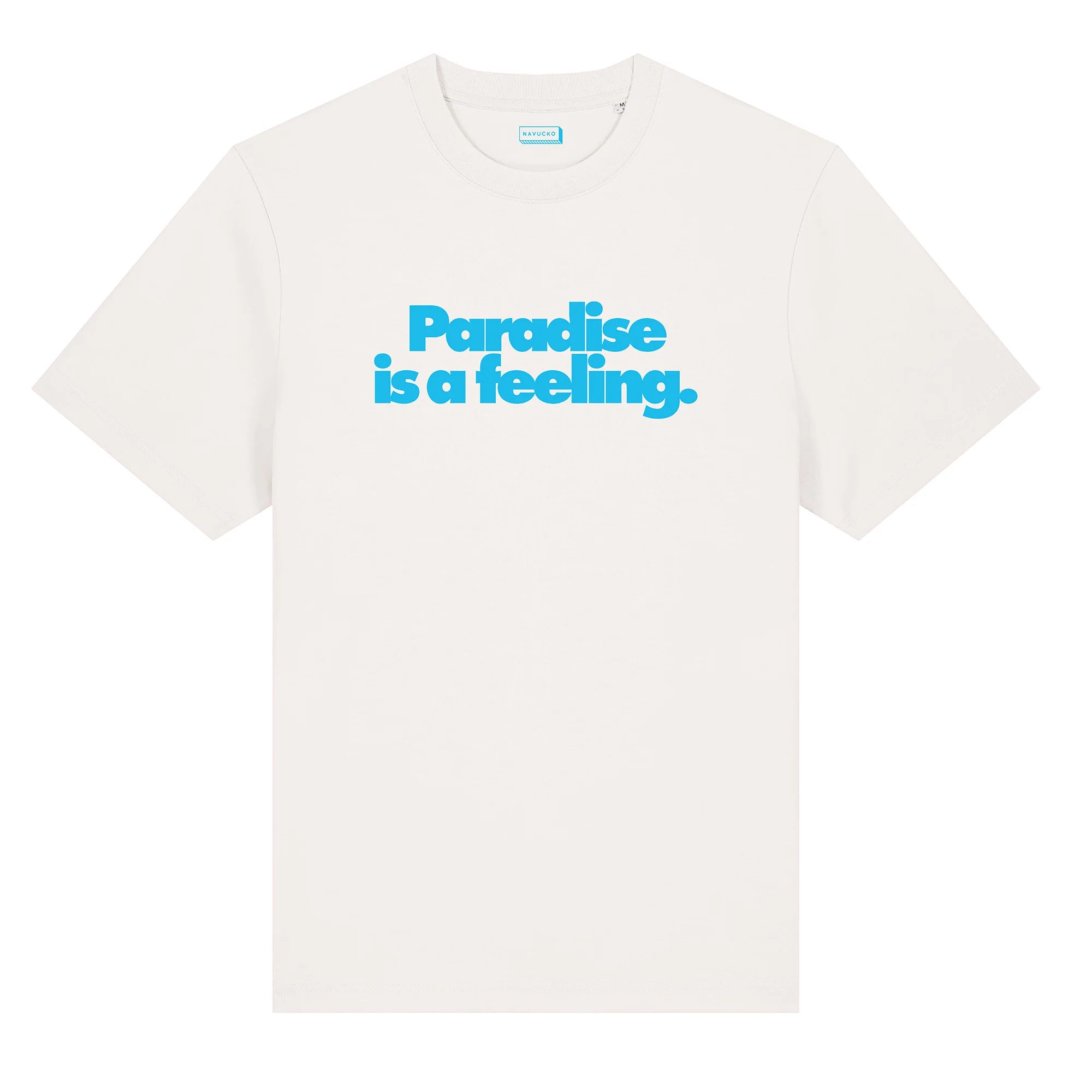 Ein schlichtes weißes T-Shirt mit einem fetten blauen Text in der Mitte, der lautet: Paradise is a feeling.