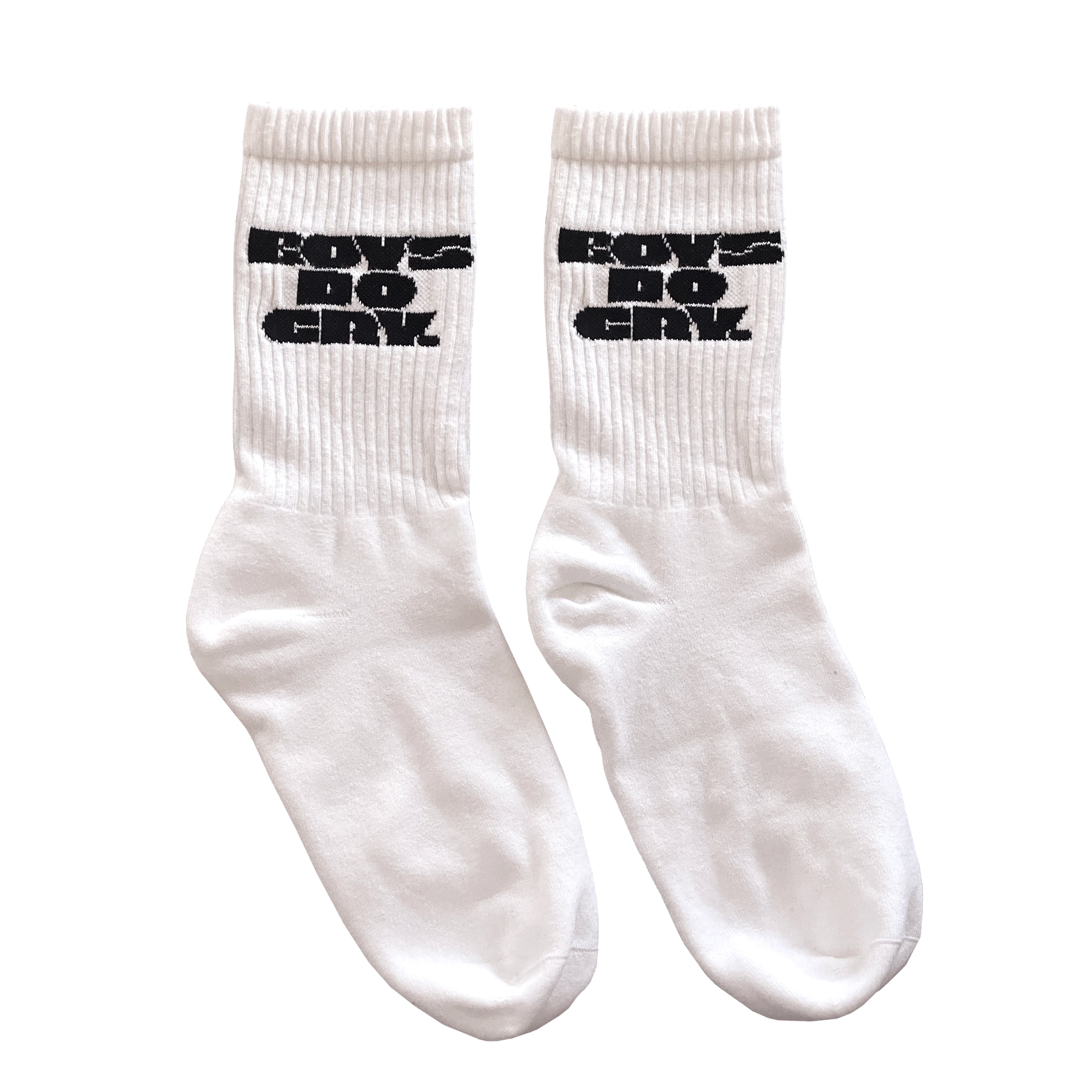 Zwei weiße Socken mit dem schwarzen Schriftzug "BOYS DO CRY" auf dem gerippten Bündchen.