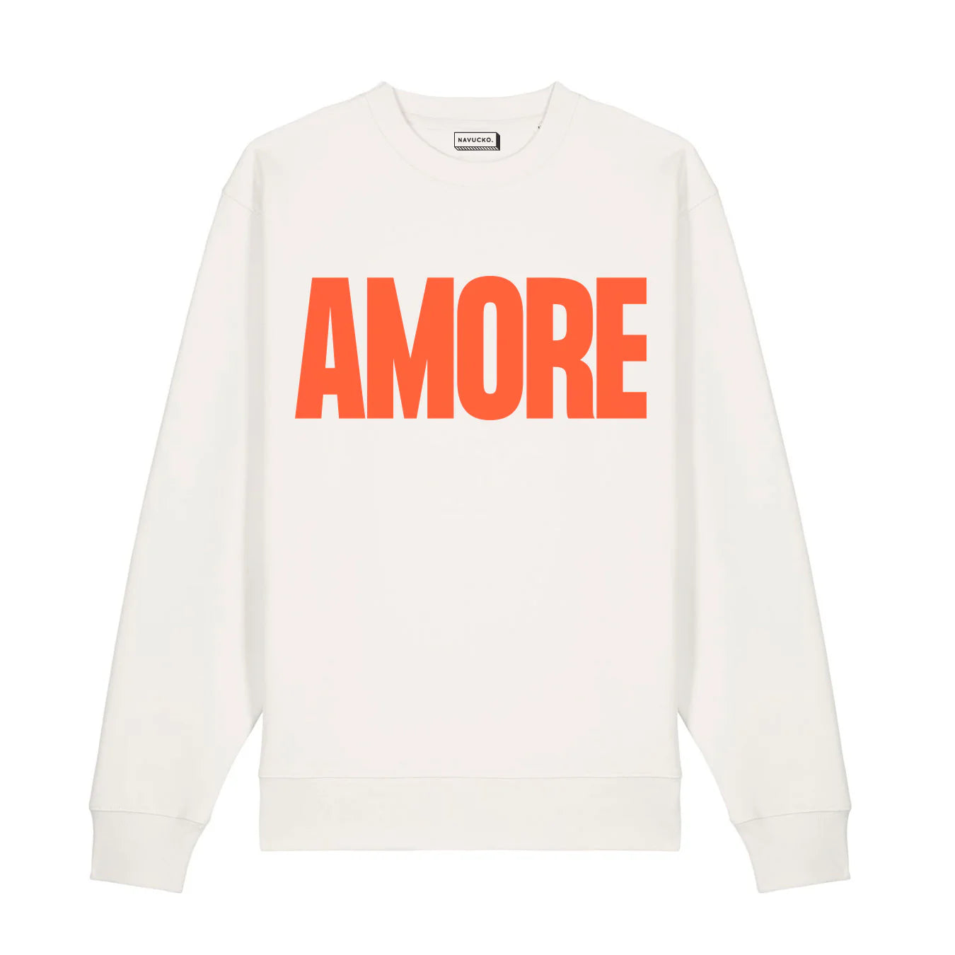 Ein weißes Sweatshirt mit dem Wort AMORE in großen, fetten, rot-orangen Buchstaben auf der Brust.