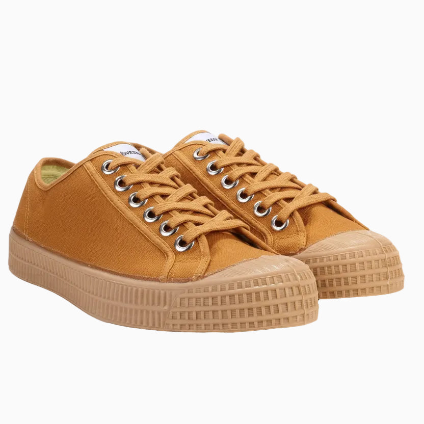 Ein Paar senfgelbe Canvas-Sneakers mit Gummisohle und silbernen Ösen, die nebeneinander auf weißem Hintergrund abgebildet sind.