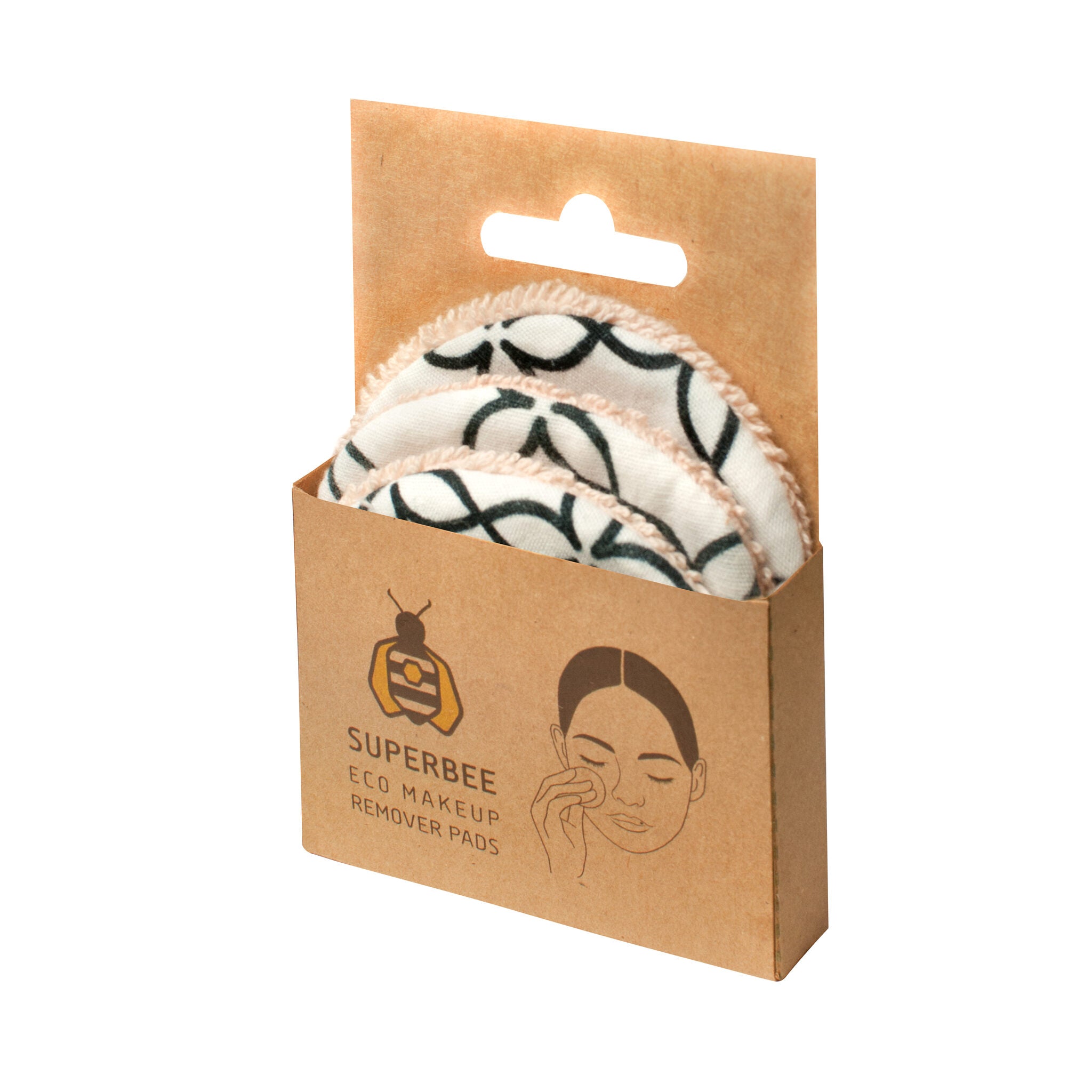 Eine Pappschachtel mit der Aufschrift SuperBee Eco Makeup Remover Pads enthält runde, gemusterte wiederverwendbare Pads. Auf der Schachtel sind ein einfaches Bienenlogo und die Abbildung einer Person, die sich abschminken will, abgebildet.
