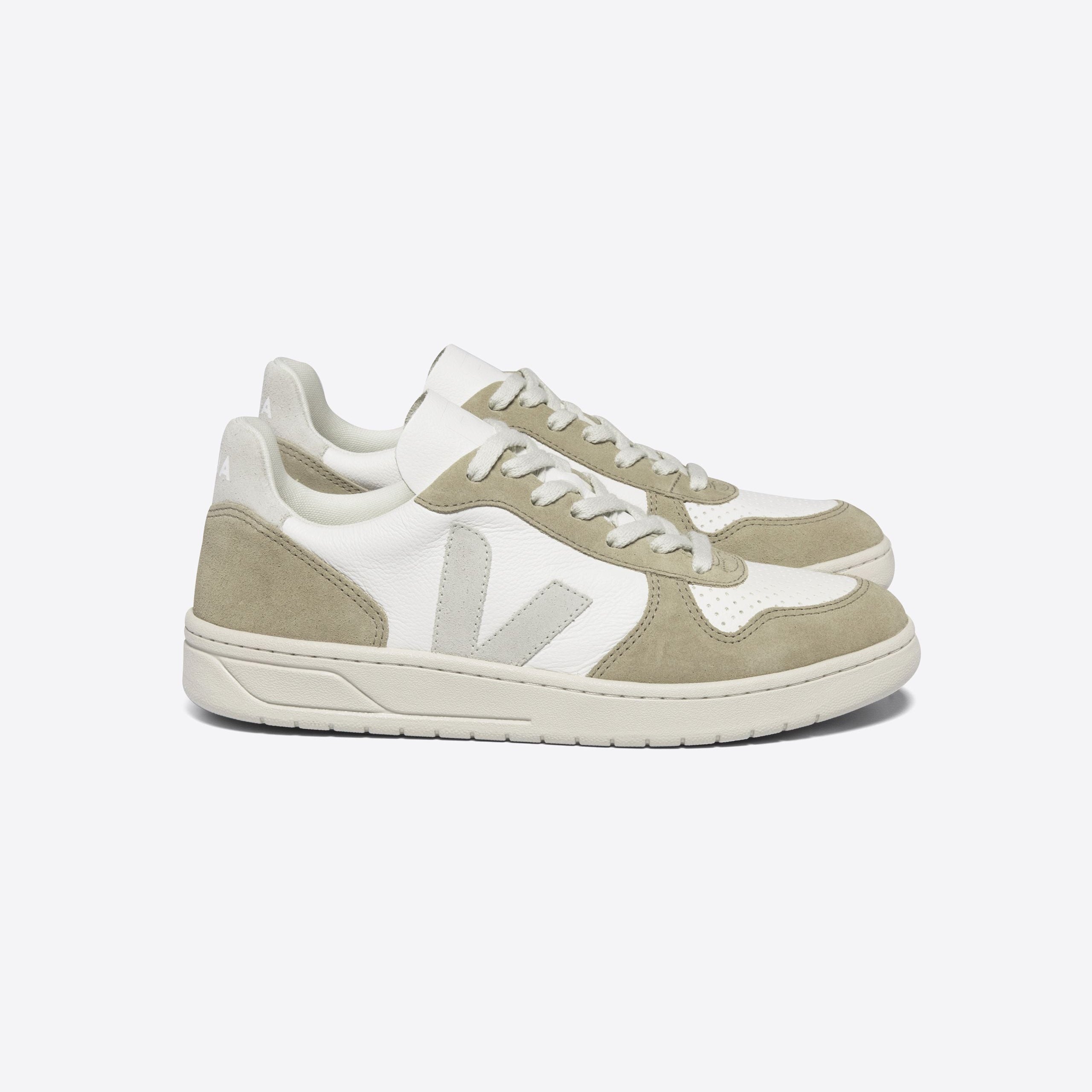 Weiß-beige Sneaker aus Leder und Wildleder mit seitlichem "V"-Logo, auf weißem Hintergrund.