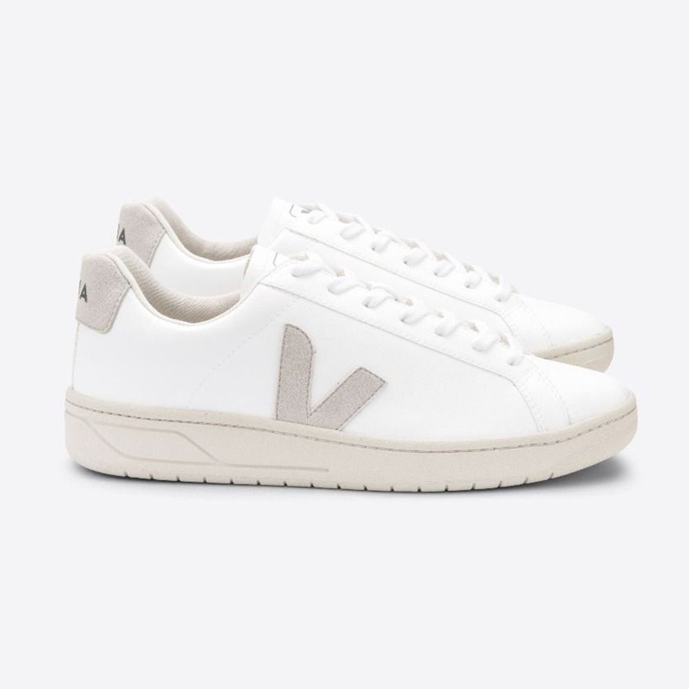 Weiße Sneaker mit hellgrauen Details und einem seitlichen "V"-Logo auf hellem Hintergrund.